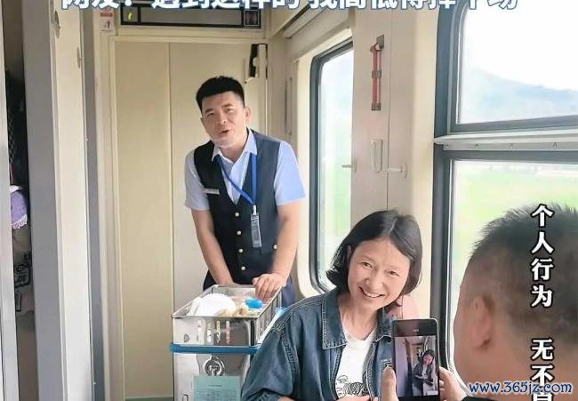 列车售货员领导搭客拍照开好意思颜 网友:太会话语了
